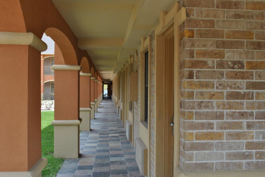 Executive Inn Brookshire Exteriör bild